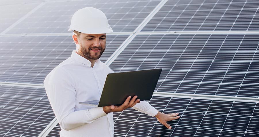 técnico verificando a durabilidade das placas solares